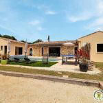 Le Bastidon avec piscine priv&eacute;e chauff&eacute;e, terrain de p&eacute;tanque ping pong cuisine d'&eacute;t&eacute;
