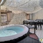 Terrasse sur les toits ombrag&eacute;e avec spa