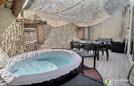 G&icirc;te n&deg;126730 Lagorce - Ard&egrave;che - Terrasse sur les toits ombrag&eacute;e avec spa