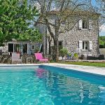 Belle maison en pierres avec jardin et piscine