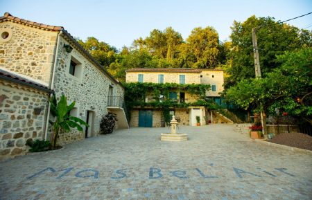 G&icirc;te n&deg;199726 Rosi&egrave;res - Ard&egrave;che - ENTR&Eacute;E c&ocirc;t&eacute; cour du MAS BEL AIR