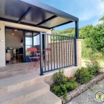 Terrasse couverte privative salon de jardin