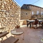 Terrasse agr&eacute;able dans le village de Vagnas