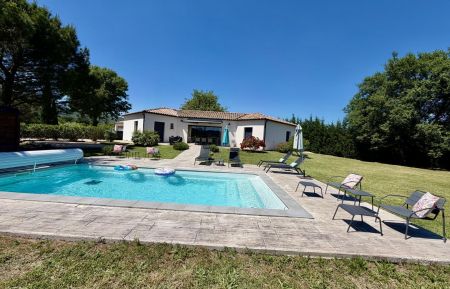 G&icirc;te n&deg;330775 Vallon-Pont-d'Arc - Ard&egrave;che - Villa ind&eacute;pendante avec piscine privative et jardin clos