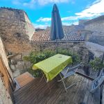 Terrasse avec salon de jardin et parasol et son accès cour privative fermée. Terrasse avec salon de jardin et parasol et son accès cour privative fermée.