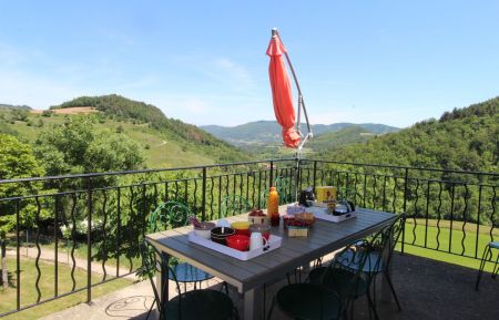 Petit déjeuner sur la terrasse de 20m² avec superbe vue sur la Vallée du Doux Gîte n°166011 Nozières - Ardèche - Petit déjeuner sur la terrasse de 20m² avec superbe vue sur la Vallée du Doux