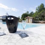 Ap&eacute;ritif au bord de la piscine