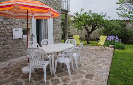 G&icirc;te n&deg;28017 Beaulieu - Ard&egrave;che - Terrasse c&ocirc;t&eacute; jardin