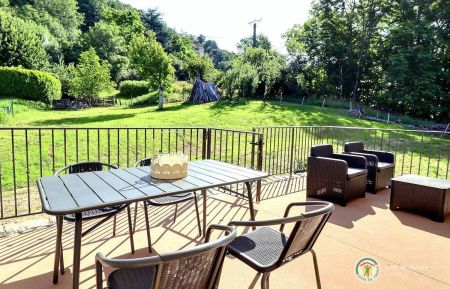 La terrasse du gîte dans un cadre verdoyant et paisible Gîte n°331715 Vals-les-Bains - Ardèche - La terrasse du gîte dans un cadre verdoyant et paisible