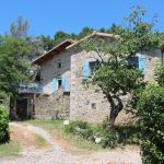 Le g&icirc;te sur la partie gauche avec terrasse