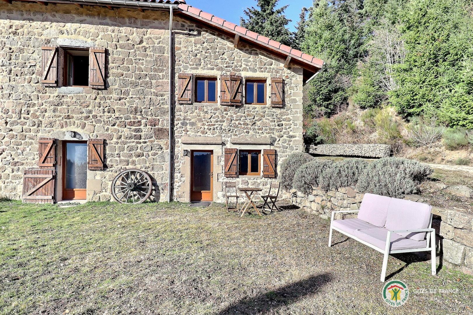 Chambre "Le Moulin à grains" : entrée et terrasse privative à droite photo 17