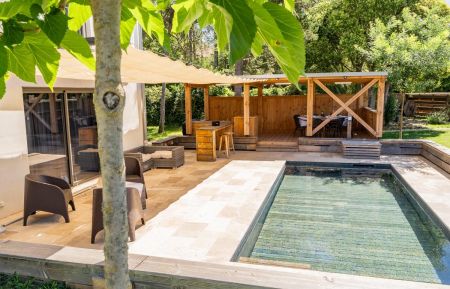 G&icirc;te n&deg;328716 Vagnas - Ard&egrave;che - vue piscine/pool house les pins