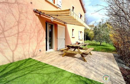 Une des 2 terrasses du gîte Gîte n°145706 Lussas - Ardèche - Une des 2 terrasses du gîte