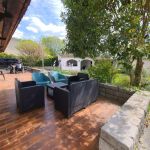 Petite terrasse avec espace d&eacute;tente face au jardin