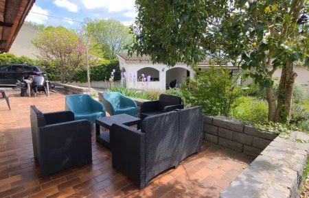 G&icirc;te n&deg;201734 Ruoms - Ard&egrave;che - Petite terrasse avec espace d&eacute;tente face au jardin