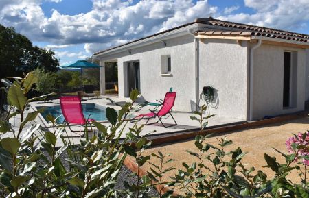 Terrasse avec piscine chauffée et terrain de pétanque Gîte n°23715 Balazuc - Ardèche - Terrasse avec piscine chauffée et terrain de pétanque
