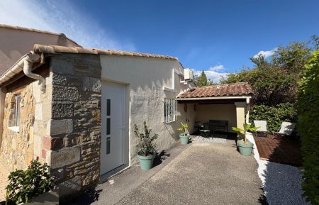 G&icirc;te n&deg;296700 Saint-Sernin - Ard&egrave;che - L'entr&eacute;e du g&icirc;te et ses ext&eacute;rieurs privatifs