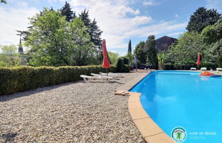 G&icirc;te n&deg;61710 Chauzon - Ard&egrave;che - Grande piscine commune aux g&icirc;tes avec vue sur le clocher du village