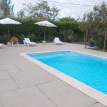 Belle piscine &agrave; partager avec les propri&eacute;taires et jardin