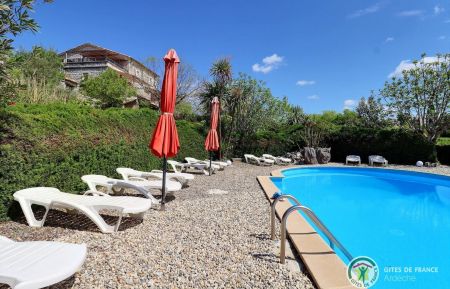 G&icirc;te n&deg;61713 Chauzon - Ard&egrave;che - Le Mas Boyer grand parc arbor&eacute; avec belle piscine commune