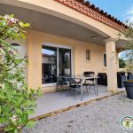 Terrasse couverte agr&eacute;able avec plancha et transats