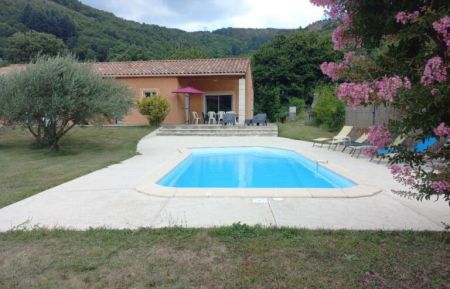 Le gîte avec sa piscine privative et ses espaces extérieurs Gîte n°322706 Thueyts - Ardèche - Le gîte avec sa piscine privative et ses espaces extérieurs