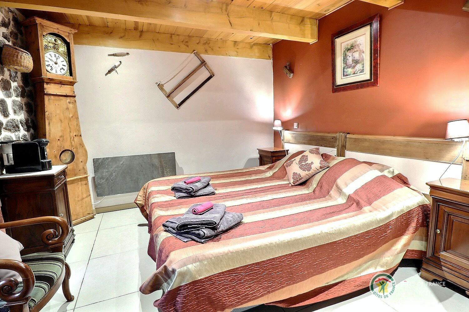 Chambre La Châtaigne lit en 180 photo 4