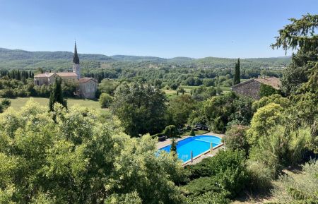 G&icirc;te n&deg;61719 Chauzon - Ard&egrave;che - Vue du g&icirc;te sur la piscine &agrave; partager