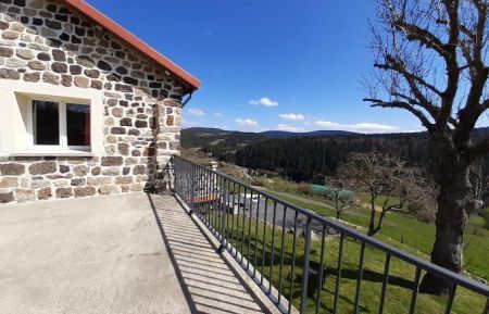 G&icirc;te n&deg;137701 Lavillatte - Ard&egrave;che - La terrasse du g&icirc;te et sa vue panoramique sur le paysage ard&eacute;chois