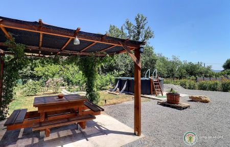 Repas sous la pergola avec piscine hors sol privative au gîte Gîte n°31720 Berrias-et-Casteljau - Ardèche - Repas sous la pergola avec piscine hors sol privative au gîte