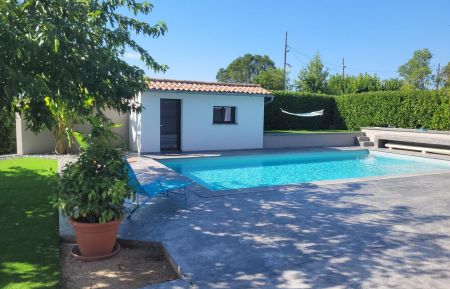 G&icirc;te n&deg;343711 Vinezac - Ard&egrave;che - La piscine &agrave; partager et ses abords