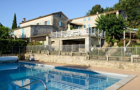 La piscine à partager avec les autres gîtes Gîte n°110718 Joyeuse - Ardèche - La piscine à partager avec les autres gîtes