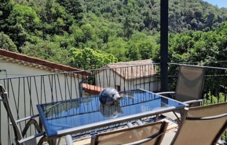 La terrasse privative du gîte Gîte n°11705 Vallées-d'Antraigues-Asperjoc - Ardèche - La terrasse privative du gîte