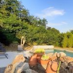 Piscine privative dans un cadre naturel fort sympathique !