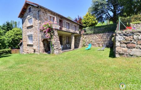 Le Cèdre Bleu et ses espaces extérieurs Gîte n°106702 Issarlès - Ardèche - Le Cèdre Bleu et ses espaces extérieurs