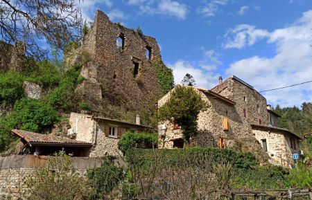 G&icirc;te n&deg;129706 Lamastre - Ard&egrave;che - vue du ch&acirc;teau et le G&icirc;te &agrave; droite