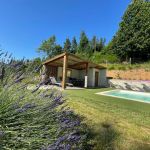 Pour se pr&eacute;lasser &agrave; l'ombre devant la piscine