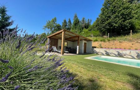 G&icirc;te n&deg;256003 Belsentes - Ard&egrave;che - Pour se pr&eacute;lasser &agrave; l'ombre devant la piscine