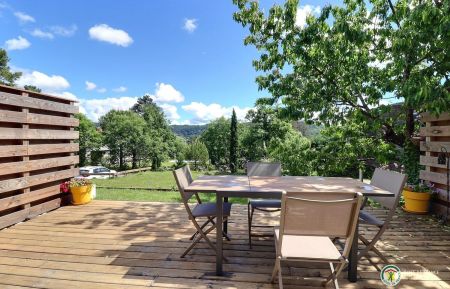 G&icirc;te n&deg;19728 Aubenas - Ard&egrave;che - La terrasse du g&icirc;te et son environnement