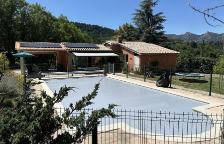 La piscine sécurisée, par un volet roulant et une clôture, pour un repas sous la terrasse ombragée en toute tranquillité Gîte n°223701 Saint-Cirgues-de-Prades - Ardèche - La piscine sécurisée, par un volet roulant et une clôture, pour un repas sous la terrasse ombragée en toute tranquillité