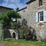 Belle maison en pierres avec terrasse ombragée par un murier Belle maison en pierres avec terrasse ombragée par un murier