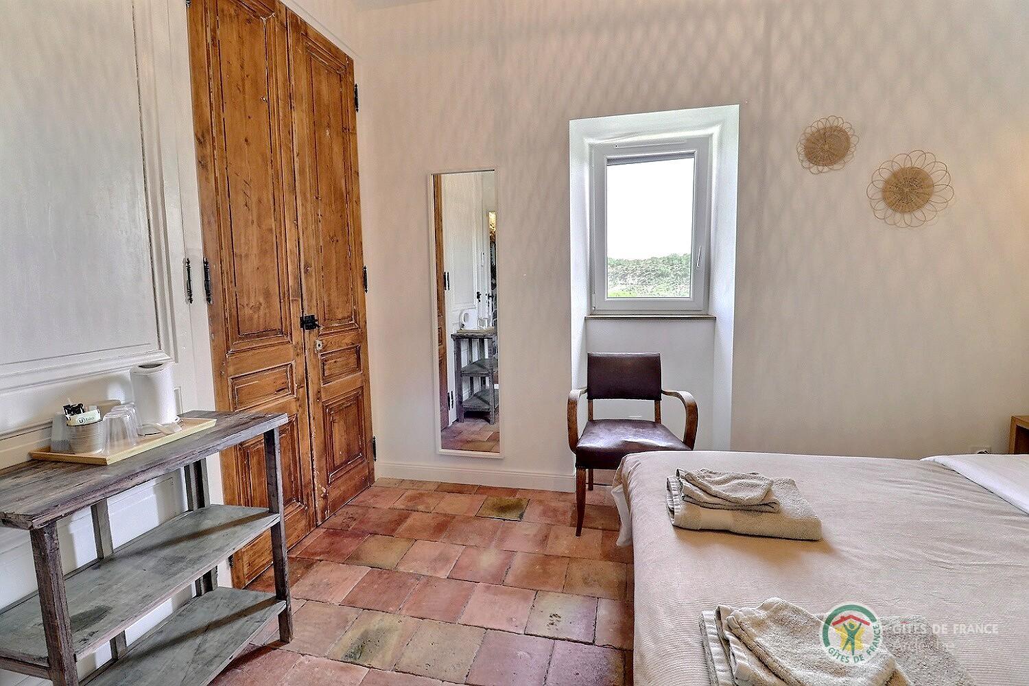 Suite familiale : Chambre Hélène climatisée photo 10