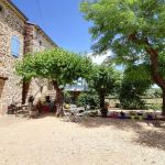 Le Gîte Le Pigeonnier au 1er étage (volets bleus) et les extérieurs communs Le Gîte Le Pigeonnier au 1er étage (volets bleus) et les extérieurs communs