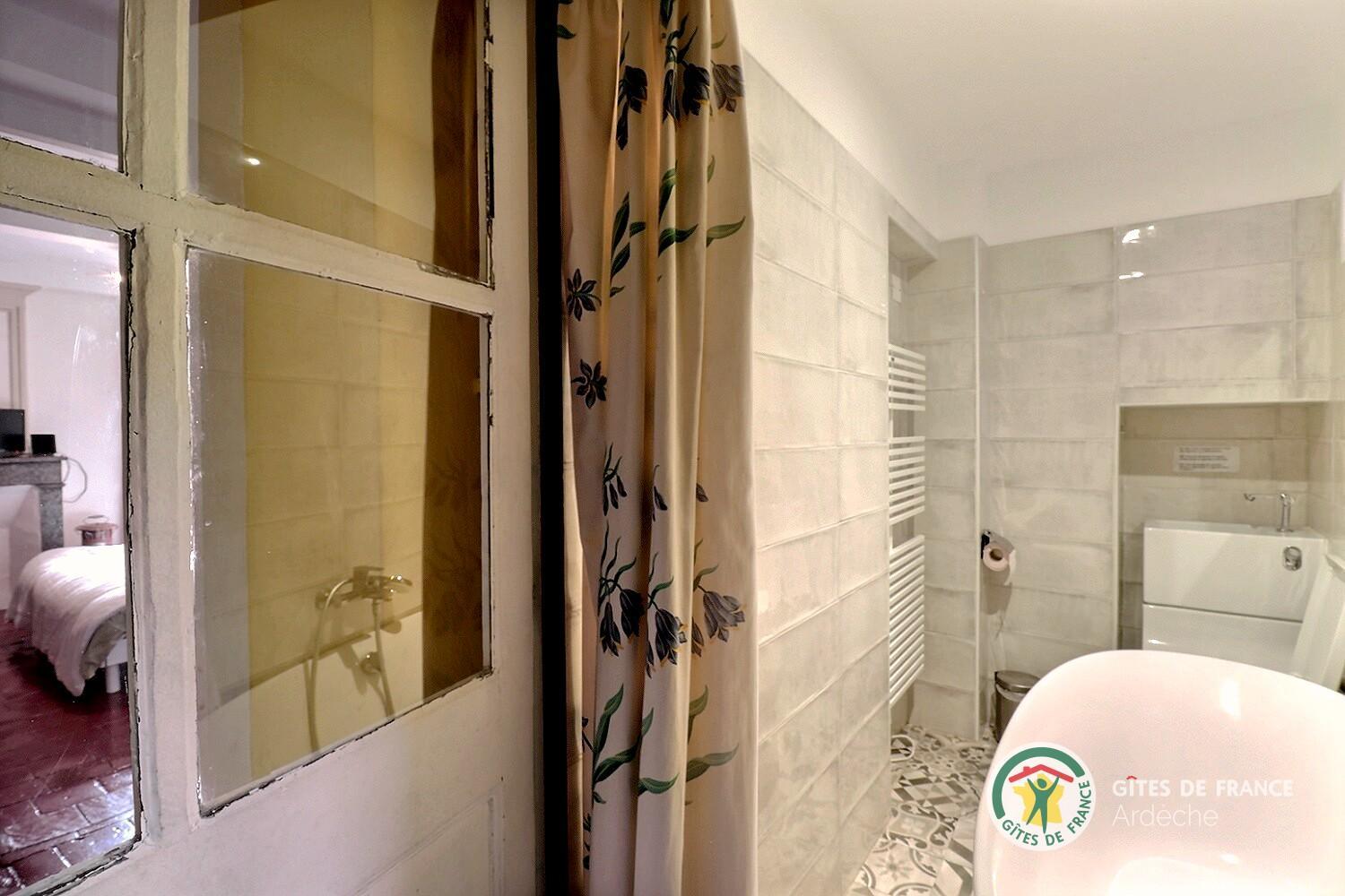 Chambre La Joannade avec sanitaires privatifs à côté de la chambre (baignoire et WC)
photo 7