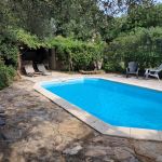 La piscine privative et son pool house