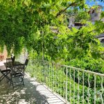 Belle terrasse &agrave; l'ombre de la vigne avec espace d&eacute;tente et repas face au ch&acirc;teau