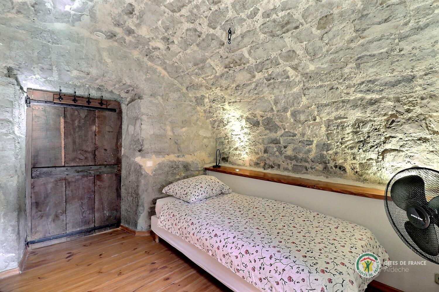 Chambre avec deux lits en 90 et une penderie photo 11