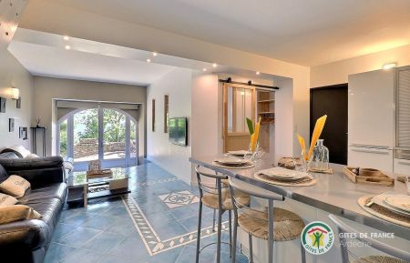 Espace repas dans la pièce de vie Gîte n°74004 Creysseilles - Ardèche - Espace repas dans la pièce de vie
