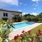 Villa indépendante avec piscine privée, terrain clos et terrasse couverte Villa indépendante avec piscine privée, terrain clos et terrasse couverte