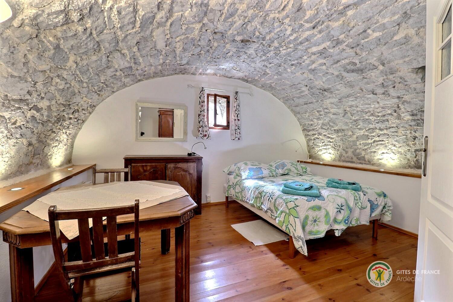 Chambre principale avec un lit en 140, une armoire, une table avec chaises et l'accès à la salle d'eau photo 6